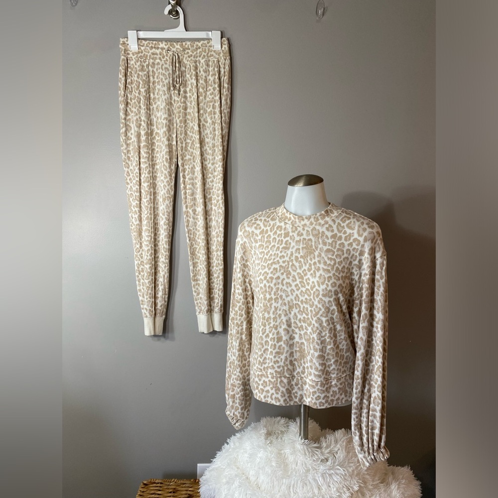 Rachel Zoe XS Ladies 2 piece Pant Suit
Coordinating outfit 
Loungewear